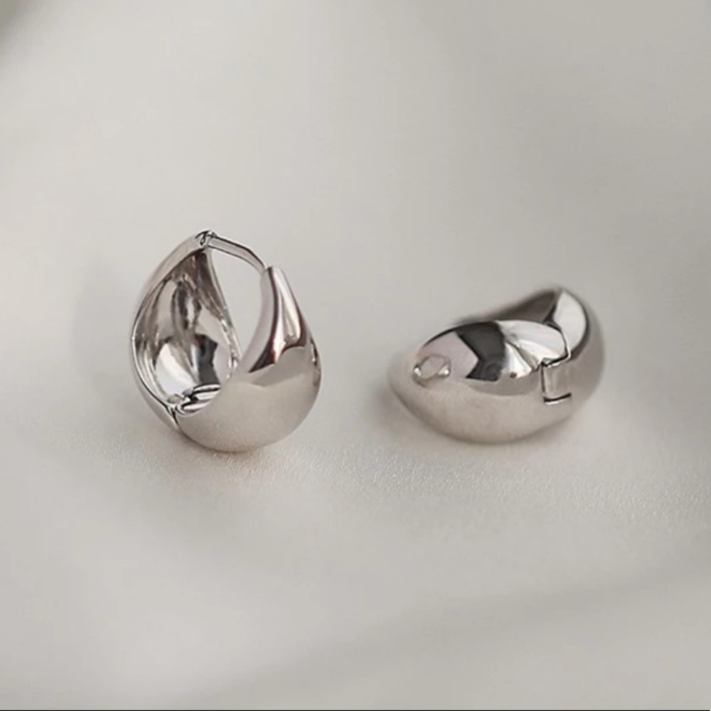 🤍Insta white gold plated chunky small hoop earrings - Picture 2 of 3